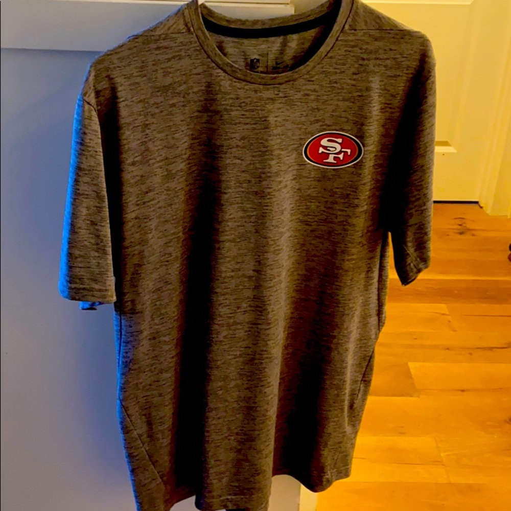 Nike athletic wear. (Men’s large)